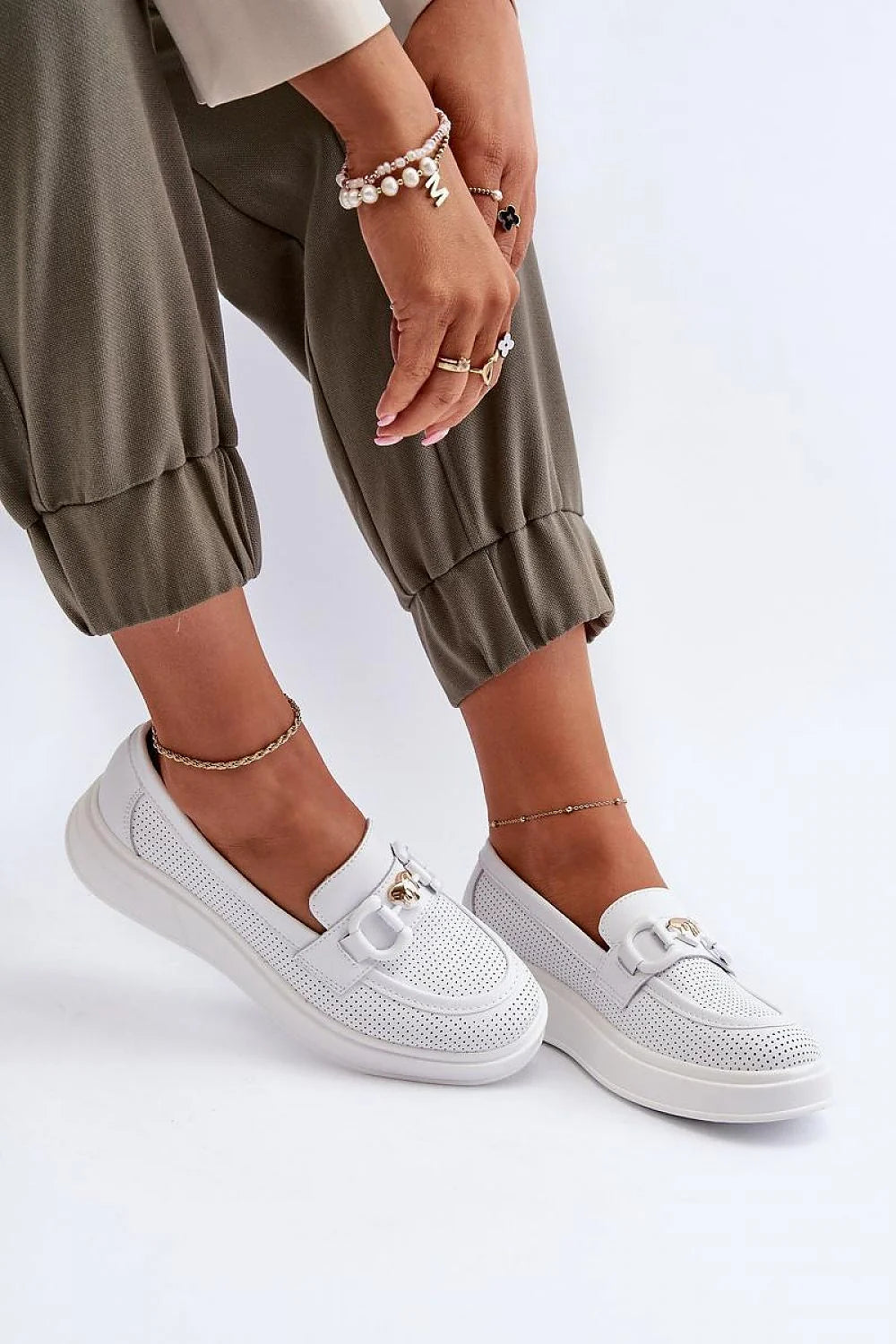 Moccasins femmes modernes design élégant cuir perforé blanc doré plateau amorti confortable occasion décontractée semi-formelle