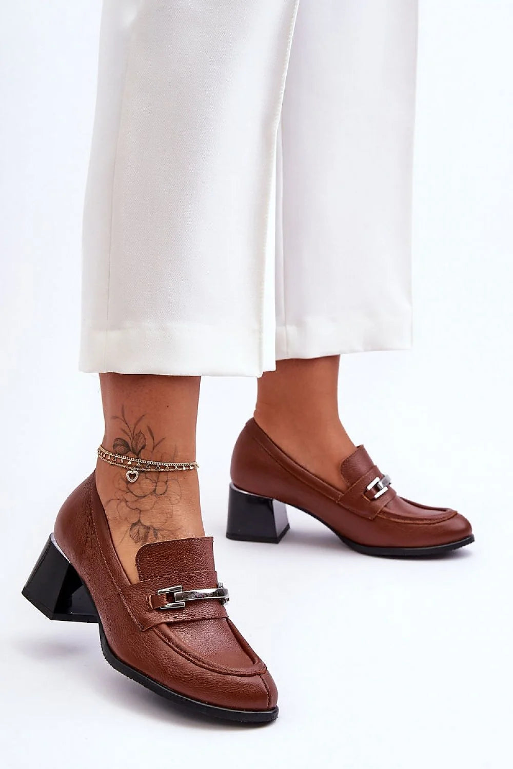 escarpins femme cuir marron grainé mocassin bout légèrement pointu bride mors argenté talon bloc semelle crantée confortable élégant