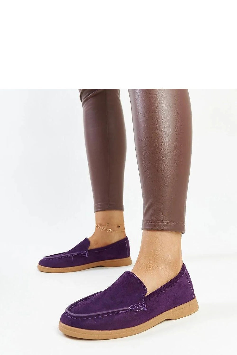 Mocassins femmes design élégant style classique cuir doux couleur violet foncé semelle caoutchouc durable confortable occasion quotidienne