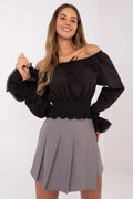haut bohème noir encolure Bardot manches longues volants dentelle smocké lien noué coton jupe plissée grise évasée courte structurée élégante