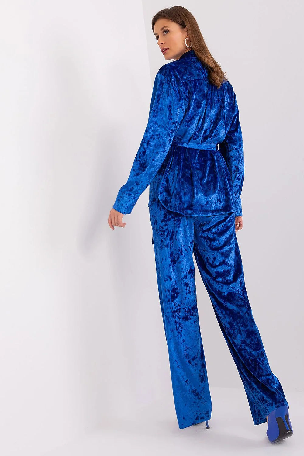 Ensemble Lakerta chemise pantalon velours bleu roi luxueux élégant moderne coupe ajustée femme occasion spéciale