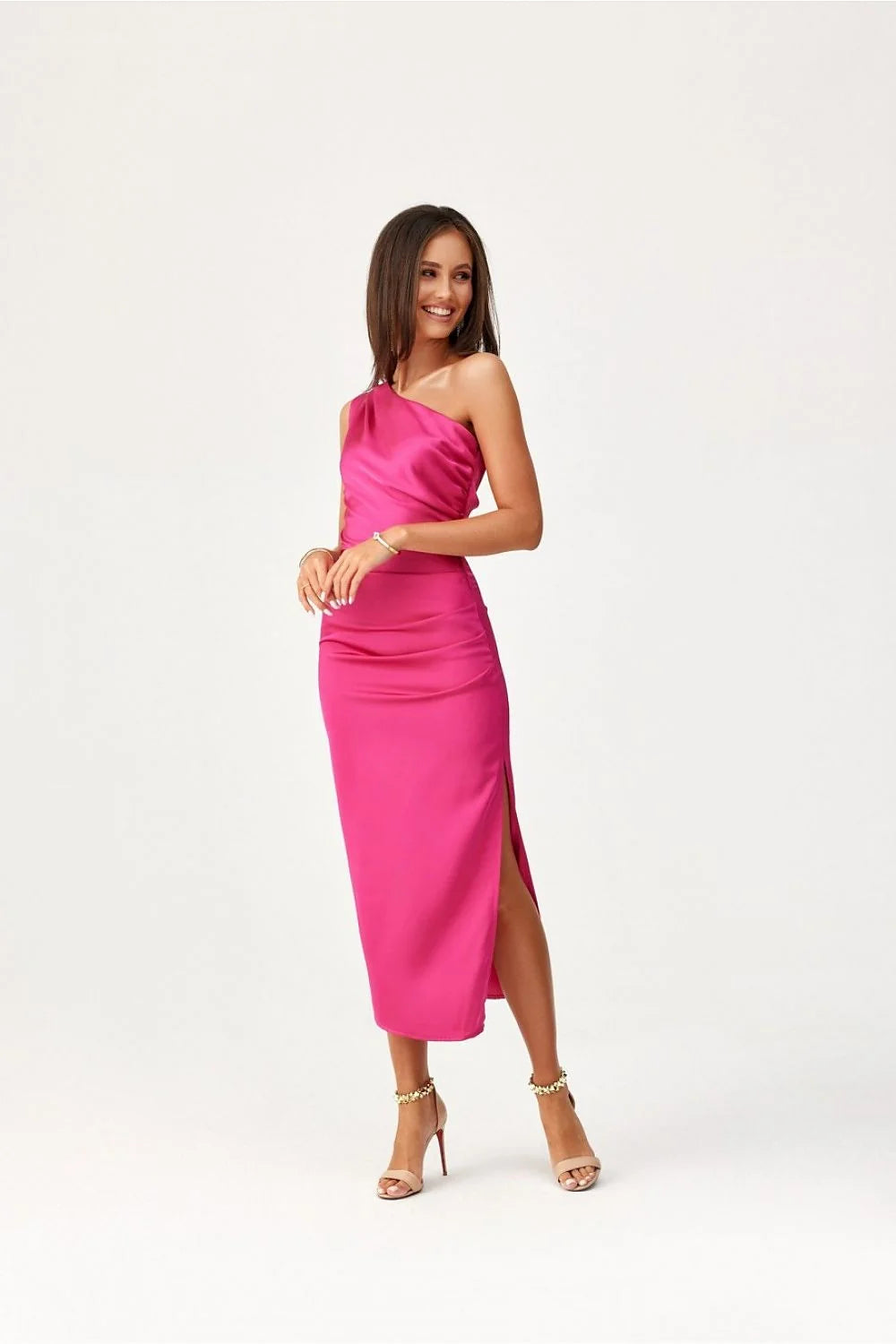 robe soirée longue fourreau ajustée sans manches asymétrique encolure épaule unique satinée brillante fuchsia fente latérale drapé sculptée