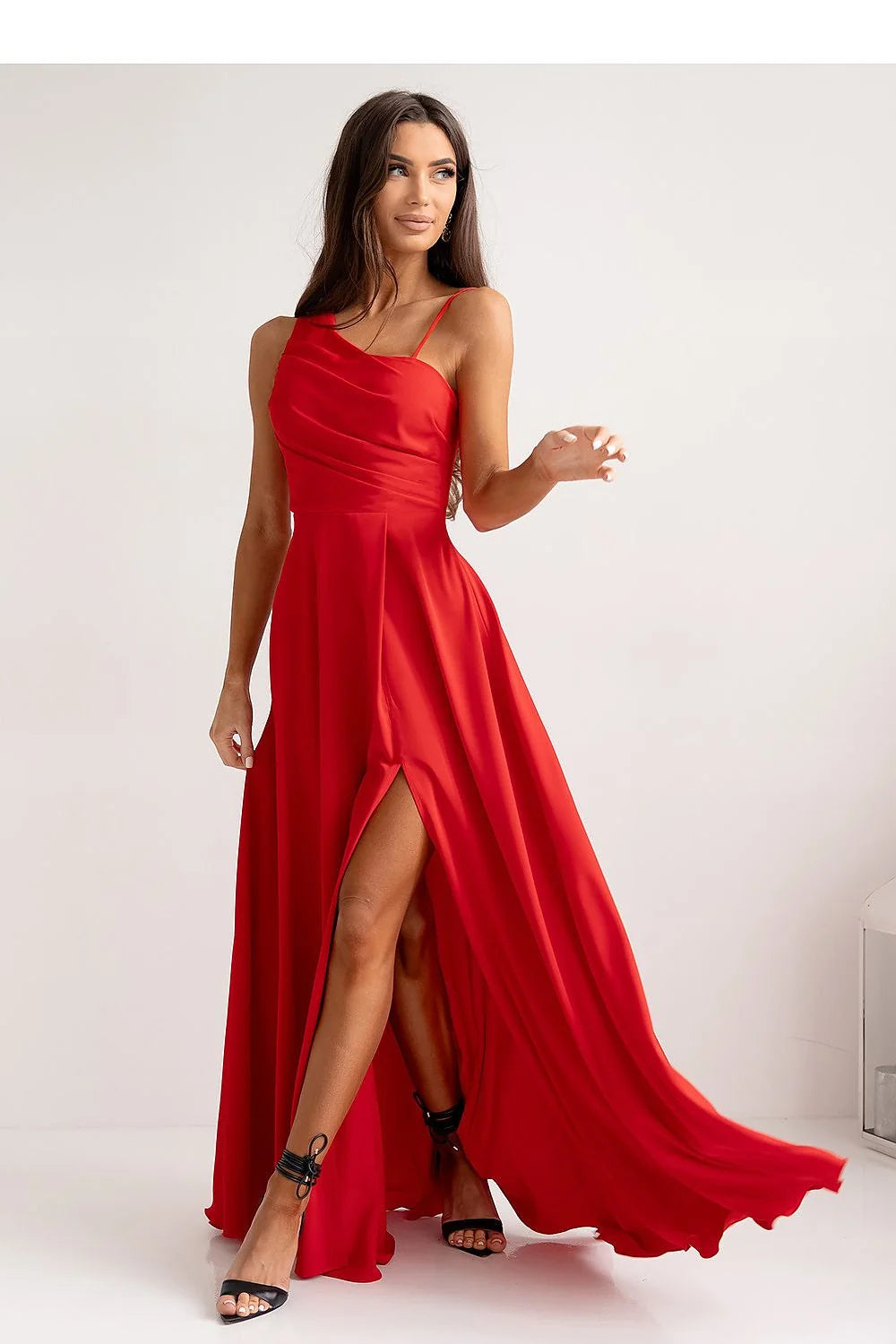 Robe longue asymétrique épaule nue bretelles fines tissu satiné rouge vif coupe empire fente latérale robe élégante soirée gala femme