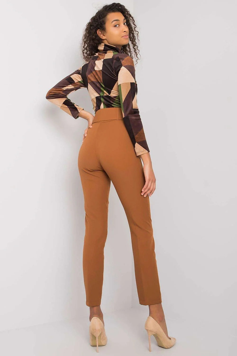 Pantalon femme polyester taille haute rétro moderne ceinture intégrée silhouette élégante confort mode intemporel