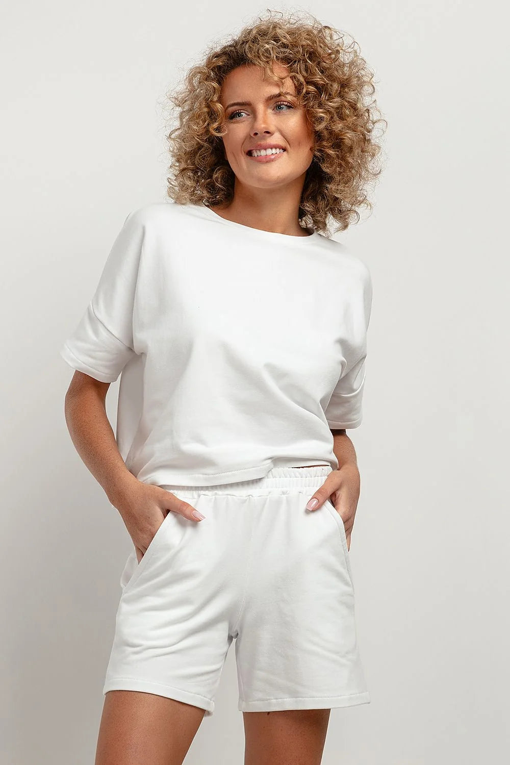 Ensemble mode femme t-shirt short blanc tissu coton polyester coupe ample style urbain été