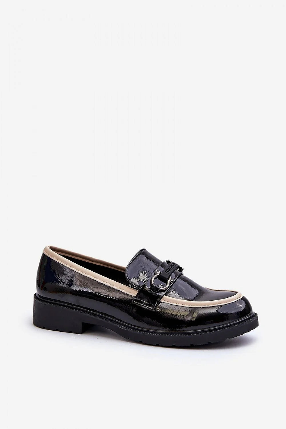 Chaussures basses élégantes pour femme en cuir verni noir, style moderne, polyvalence, confort, occasions professionnelles et décontractées