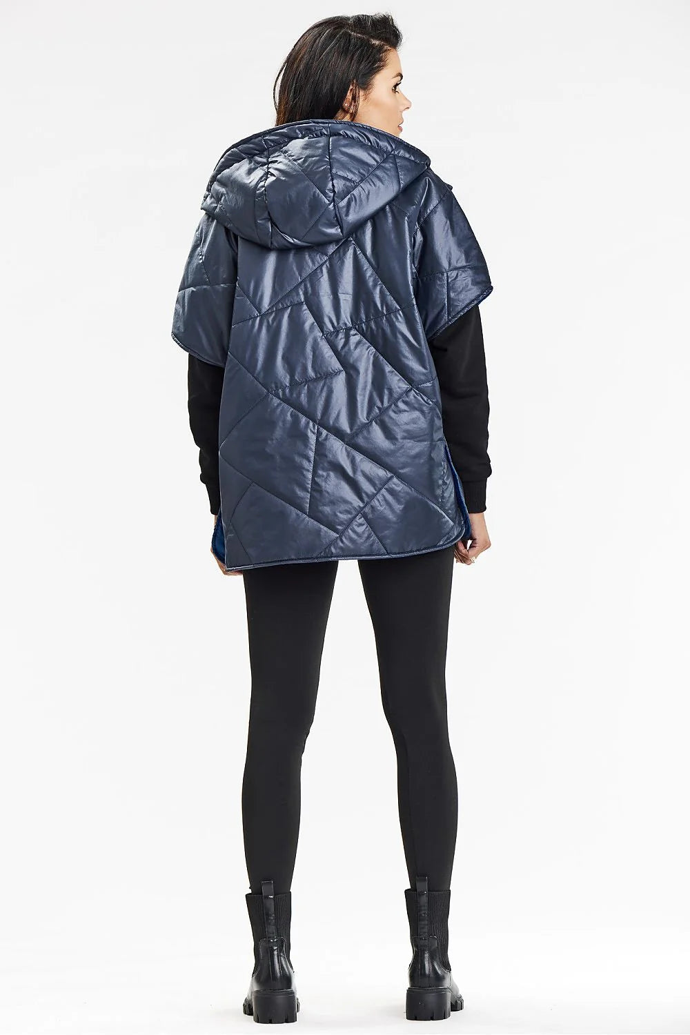 Veste poncho matelassé sans manches pour femmes, style moderne, design losanges, capuche, fermeture pressions, polyester résistant, idéal pour quotidien et voyage