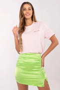 T-shirt casual femme coton rose pâle imprimé Dolce Far, jupe vert lime satinée plis, tenue estivale élégante décontractée
