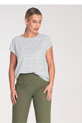 Tenue féminine chemisier et pantalon motif abstrait blanc noir vert olive femme style décontracté chic coupe droite