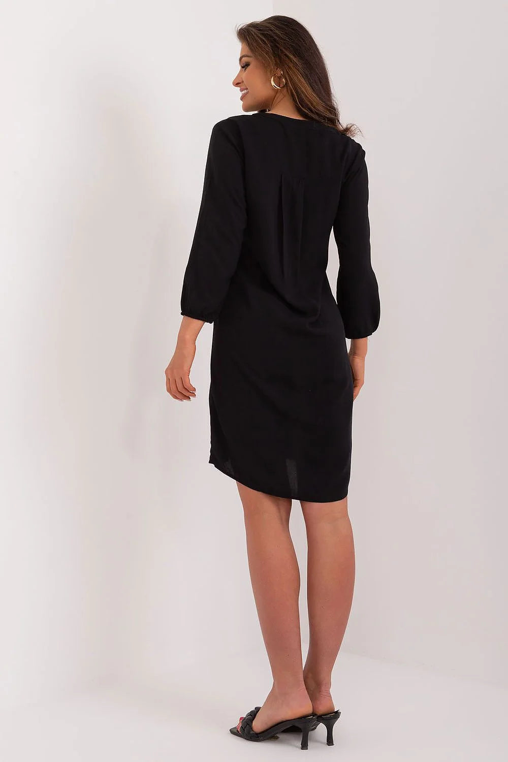 robe noire simple élégante droite trapèze longueur genou asymétrique dos col V boutonnée manches ballon poignets élastiqués tissu fluide léger