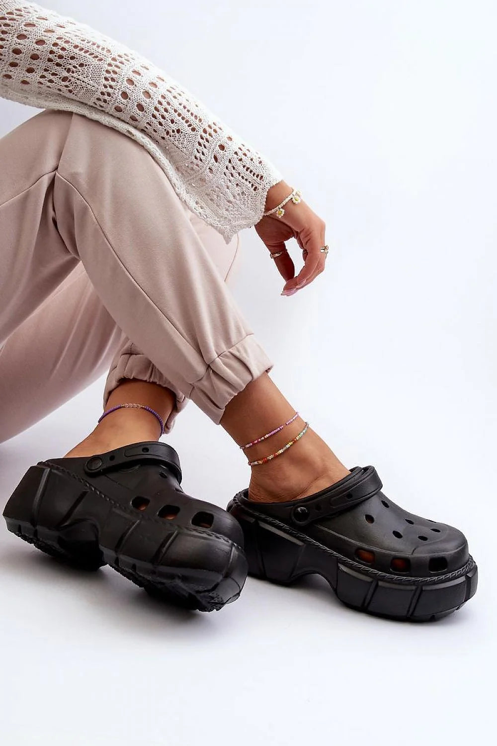 sandales femmes plateforme robuste modernes été 2023 confort sabots noirs semelle épaisse crantée antidérapante bride arrière ajustable perforations aérées légères