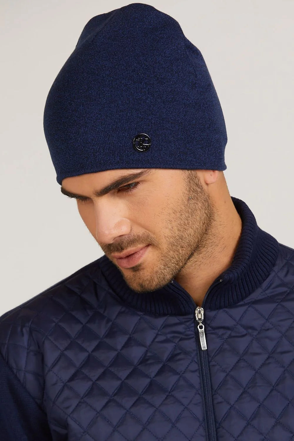 Casquette Kamea en laine mérinos pour femme, style épuré, hiver 2023, mode intemporelle, coloris navy, matériau doux, logo discret, coupe ajustée, accessoire trendy