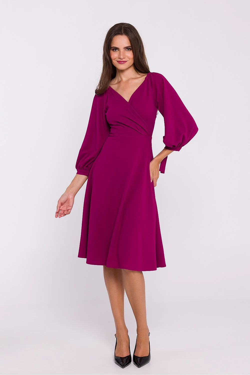 Robe de jour féminine élégante coupe évasée longueur midi encolure V croisée manches trois-quarts violet foncé femme