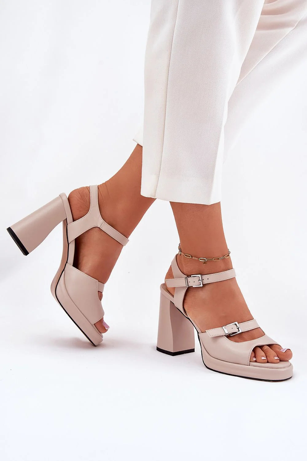 Sandales à talons élégantes pour femmes, design moderne et épuré, cuir naturel beige, talons blocs, confort et style, occasions spéciales