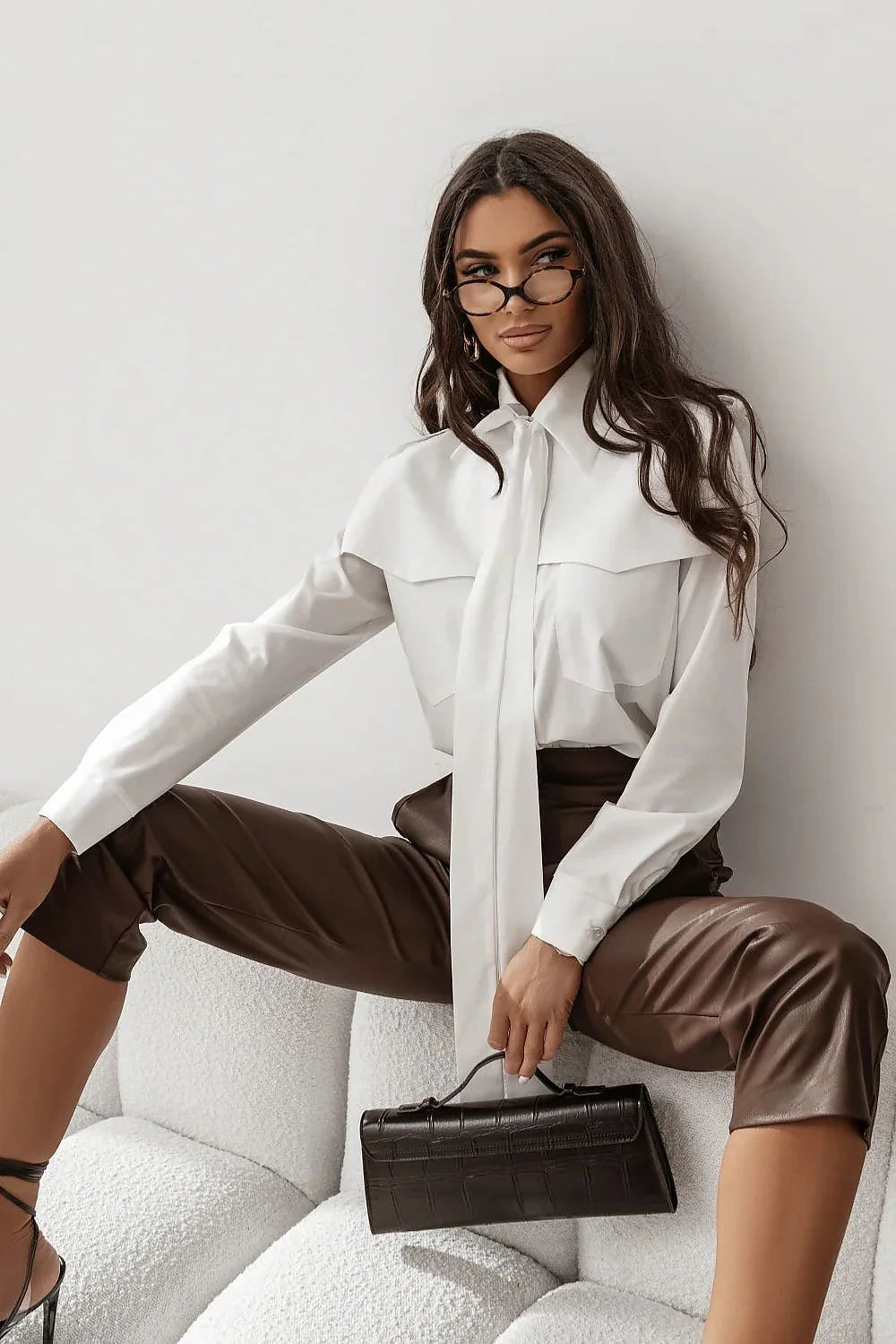 chemise MILO écru femme col lavallière lien nouer plastron cape manches longues poignets boutonnés coupe droite tissu fluide extensible