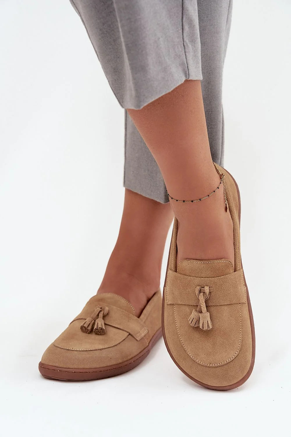 mocassins femme pieds nus suède camel pompons pampilles bout arrondi épurée surpiquées semelle caoutchouc marron confortable léger