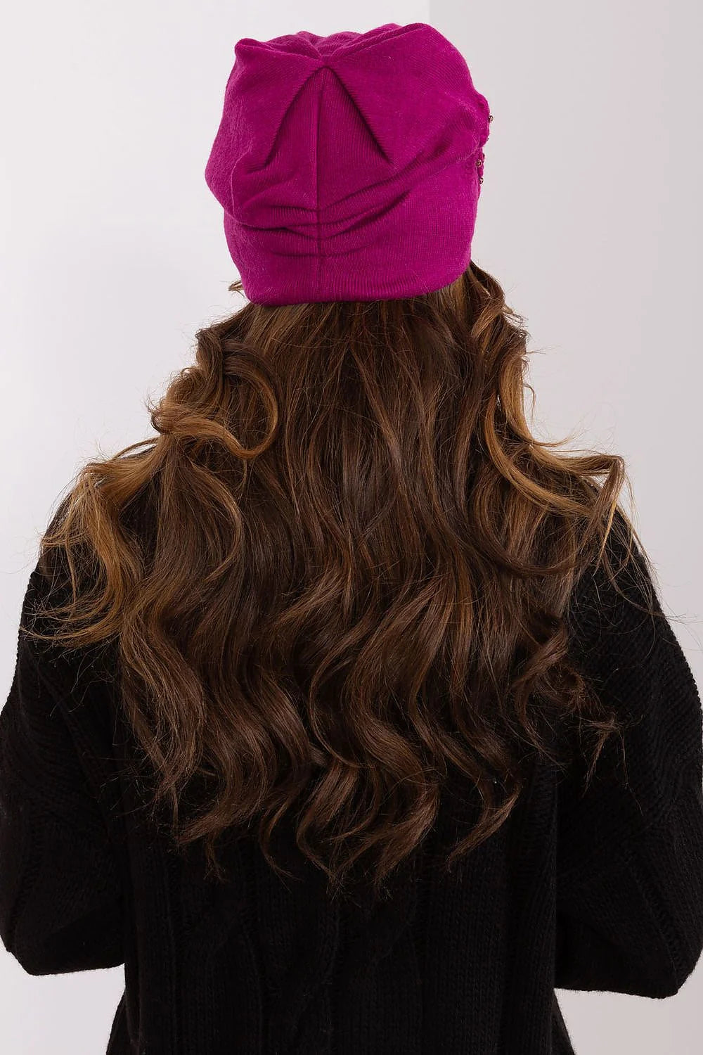 Bonnet d'hiver chaud pour femme en tricot lisse fuchsia avec détails décoratifs en perles et broderies
