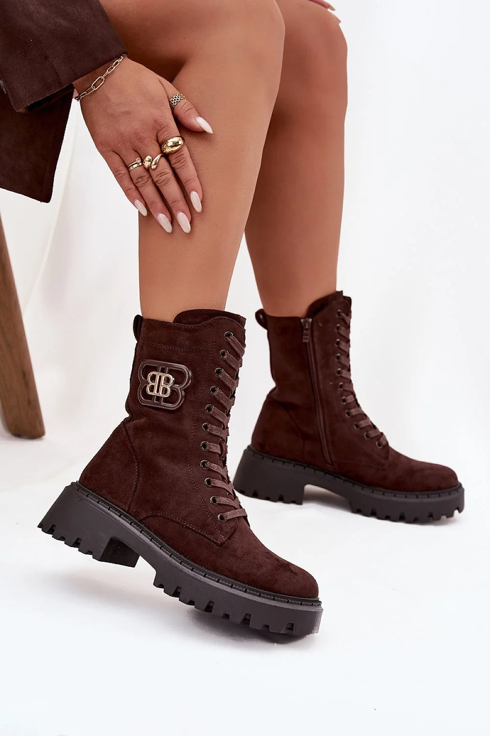 bottines worker urbain suédé marron foncé tige mi mollet bout rond lacets zippée doublure chaude semelle crantée plateforme talon stable