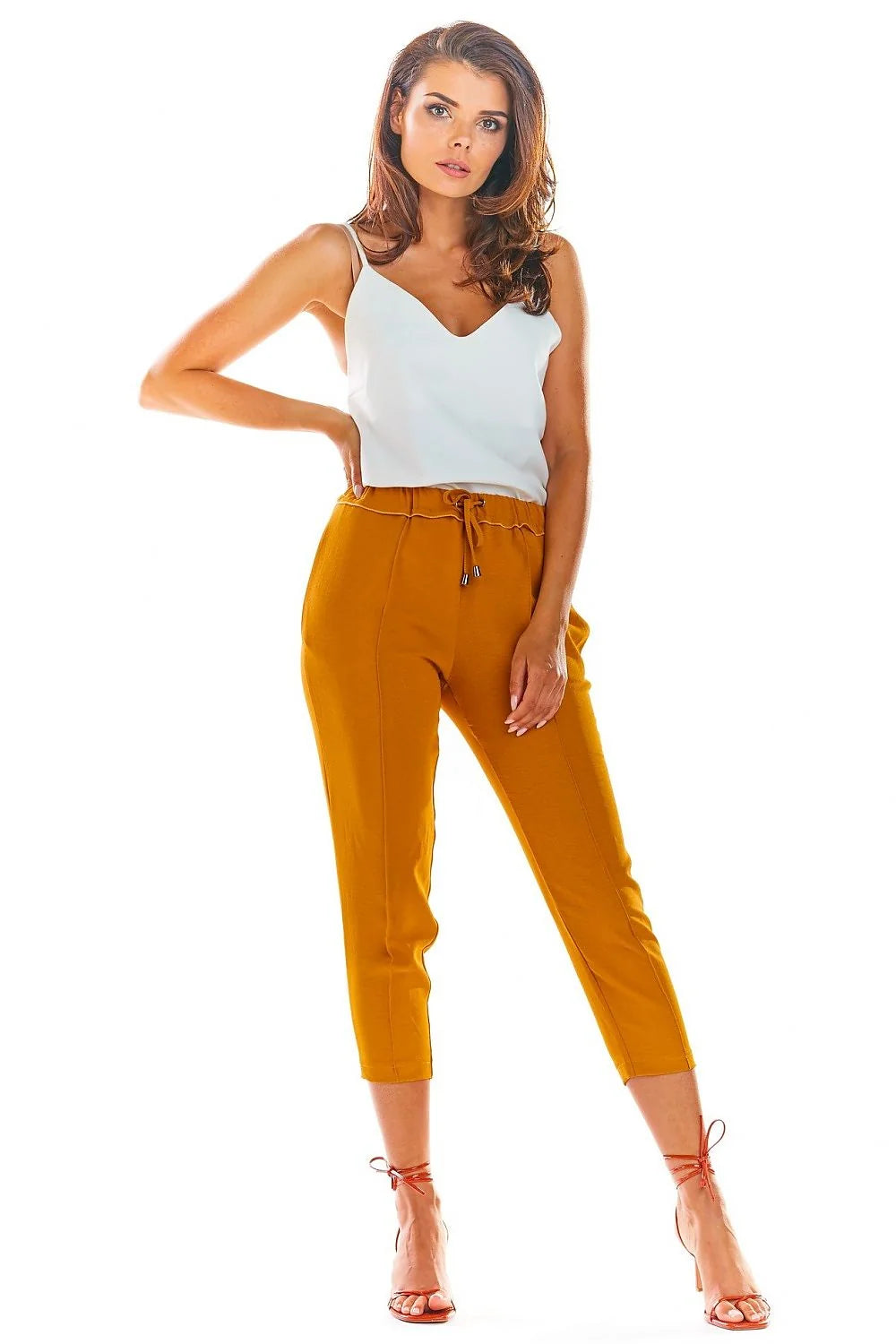 Ensemble débardeur coton blanc et pantalon moutarde moderne chic pour look estival féminin élégant