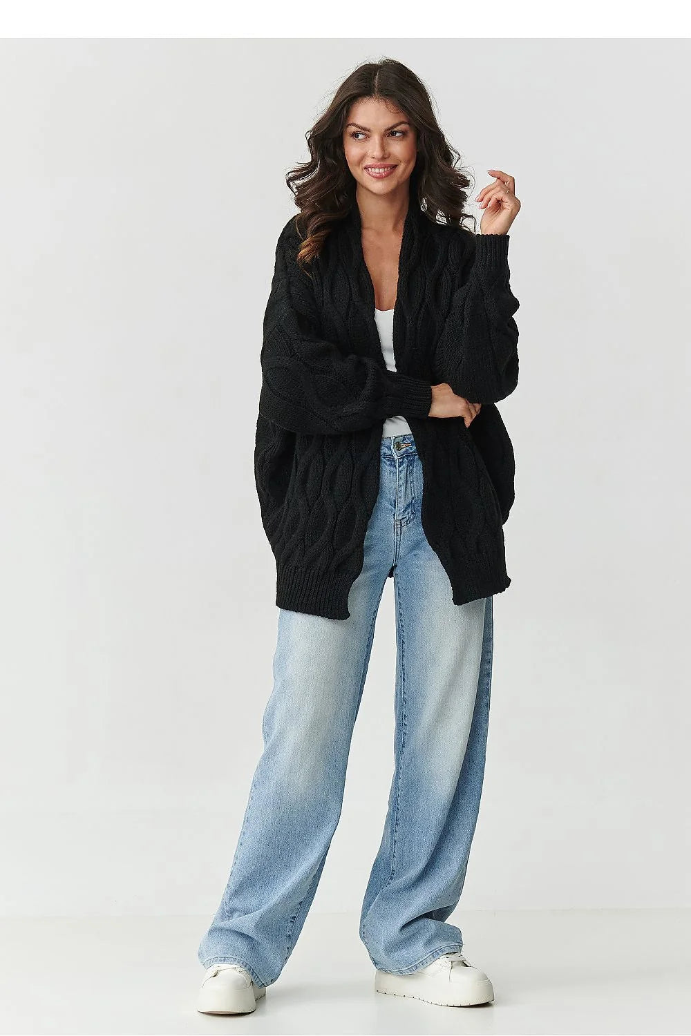 cardigan femme oversize noir col châle maille épaisse torsadée coupe longue ouverte manches longues bouffantes bords côtes finition côtelée chic