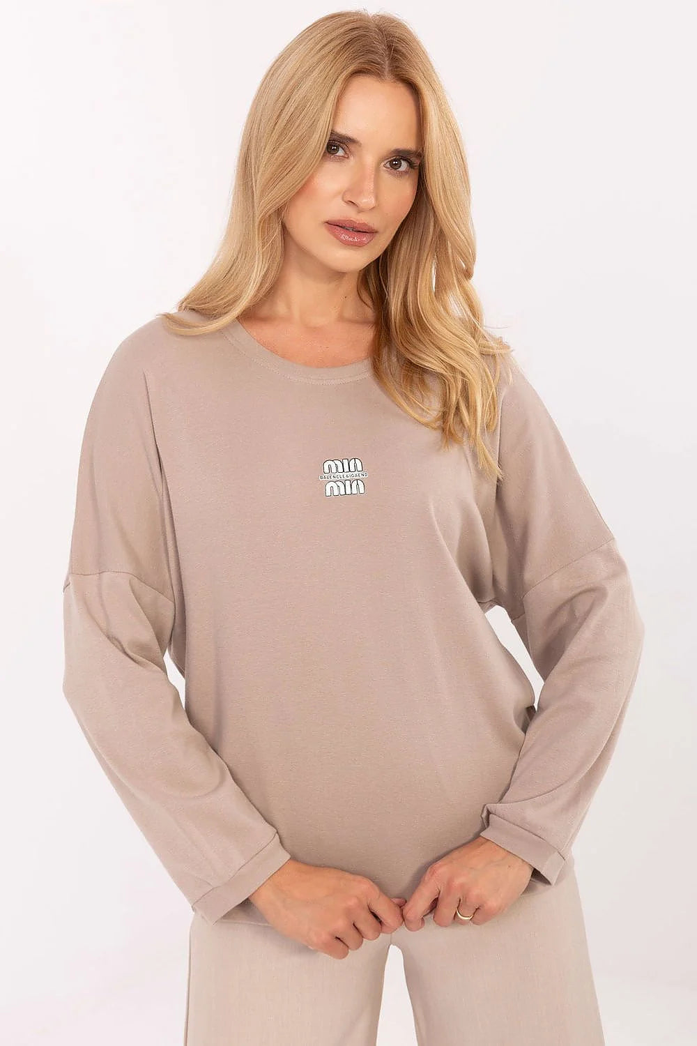 chemisier coton elasthanne manches longues oversize loose loungewear pyjama beige taupe col rond épaules tombantes jersey doux extensible logo imprimé