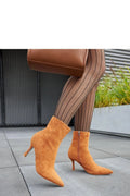 bottines talon stiletto camel daim cognac cheville bout pointu aiguille court silhouette effilée fermeture éclair latérale coutures discrètes