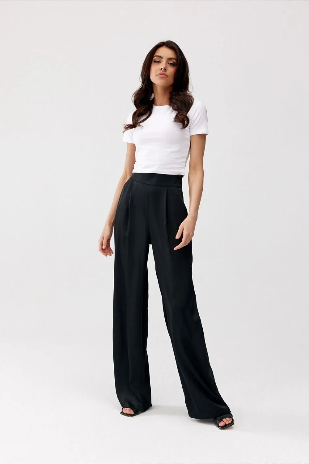 Tenue élégante femme chemisier floral pantalon noir taille haute coupe large soie polyester occasion bureau soirée