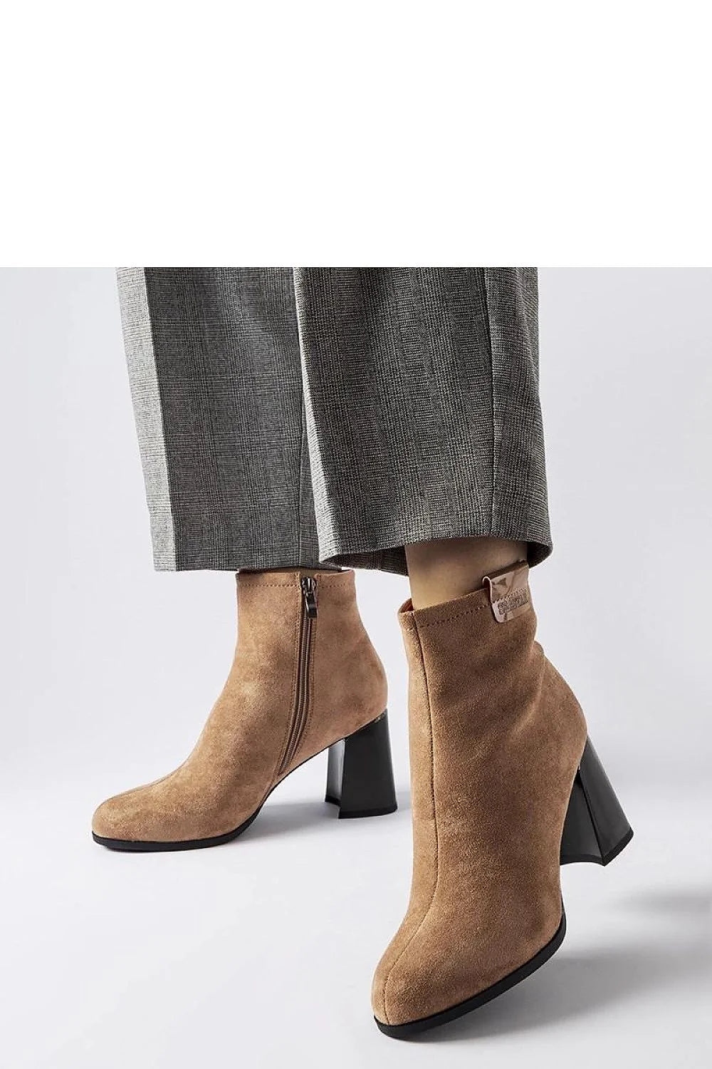 bottines femme cheville ajustée suédine camel talon moyen épais stable verni noir bout pointu fermeture éclair latérale discrète