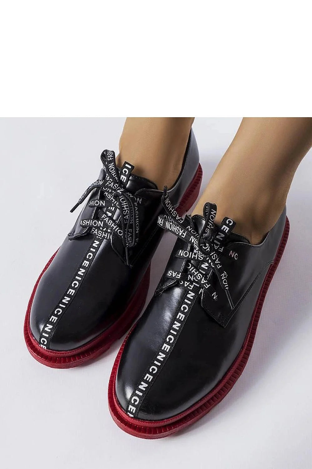 Chaussures basses design moderne audacieux cuir noir semelle rouge plateforme carrée talon plat femme