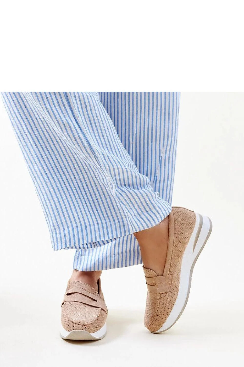 Mocassins pour femmes design moderne décontracté couleur beige perforé cuir suédé semelle épaisse blanche confortable occasion quotidienne