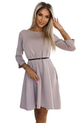 robe jour élégante Numoco beige trapèze manches troisquarts ceinture noire ajustable poches discrètes col rond bijoux dorés tissu extensible chaud