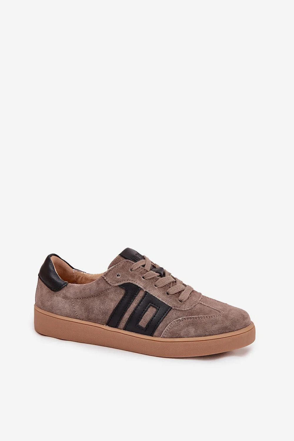 baskets basses femme cuir naturel suédé taupe semelle épaisse caoutchouc caramel lacets assortis talon cuir noir bandes bout arrondi surpiqûres