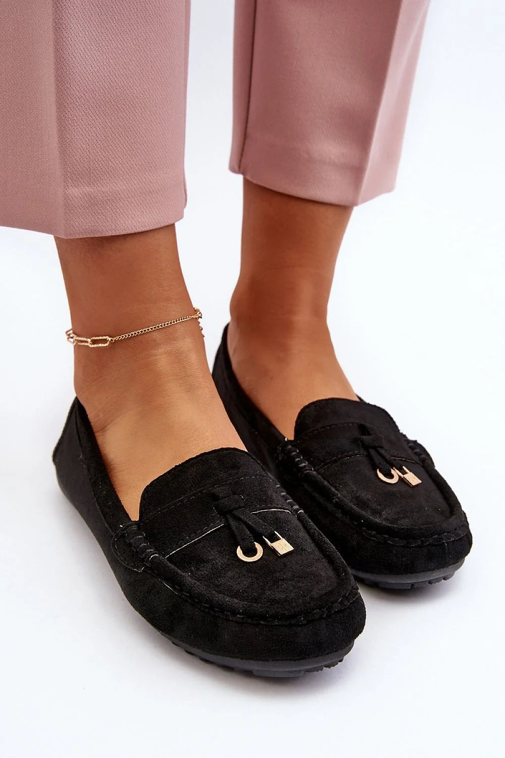 Moccasins pour femme style classique en suédine noire confortable et sophistiquée avec semelle caoutchouc et détails métalliques dorés