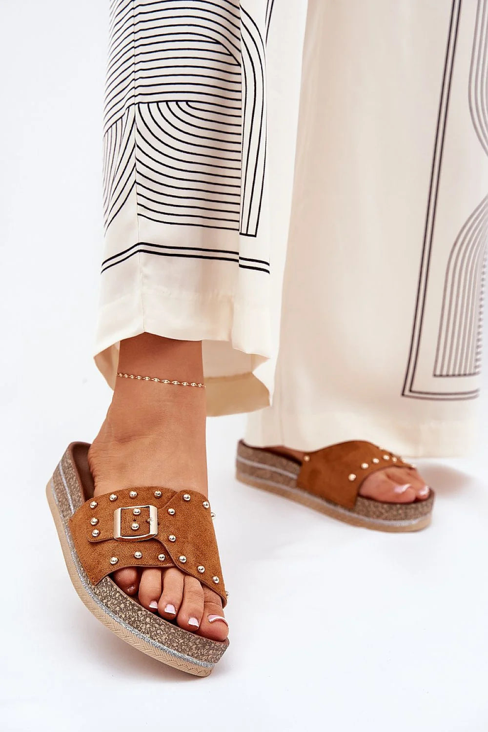 Sandales pour femmes style mule suédine écologique camel boucle dorée plateforme 3.5 cm confort été