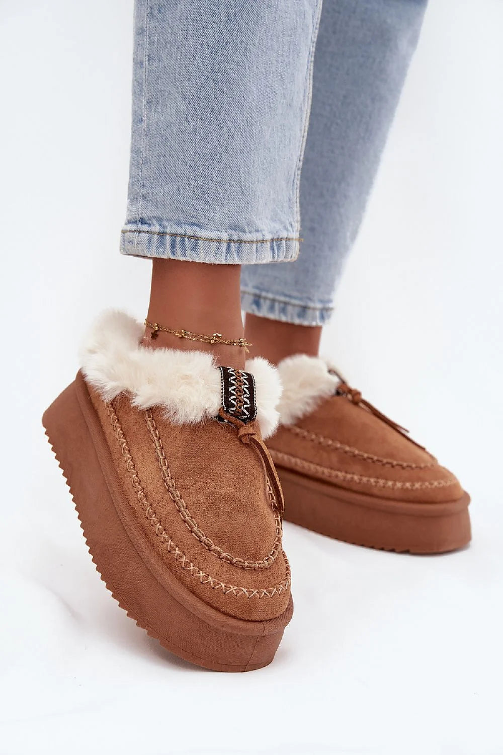 bottes neige femmes suédine écologique cognac fourrure crème doublure revers plateforme massive semelle crantée surpiqûres décoratives chaudes confortables