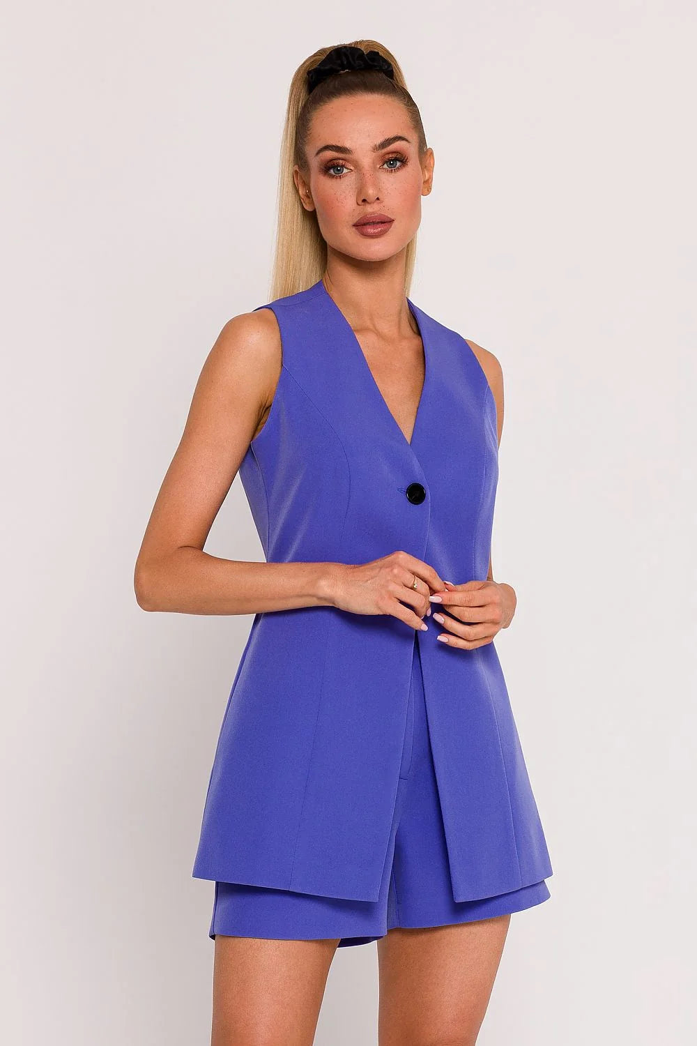 ensemble féminin sophistiqué veste sans manches longue gilet short ajusté bleu électrique structuré tissu doux col V profond