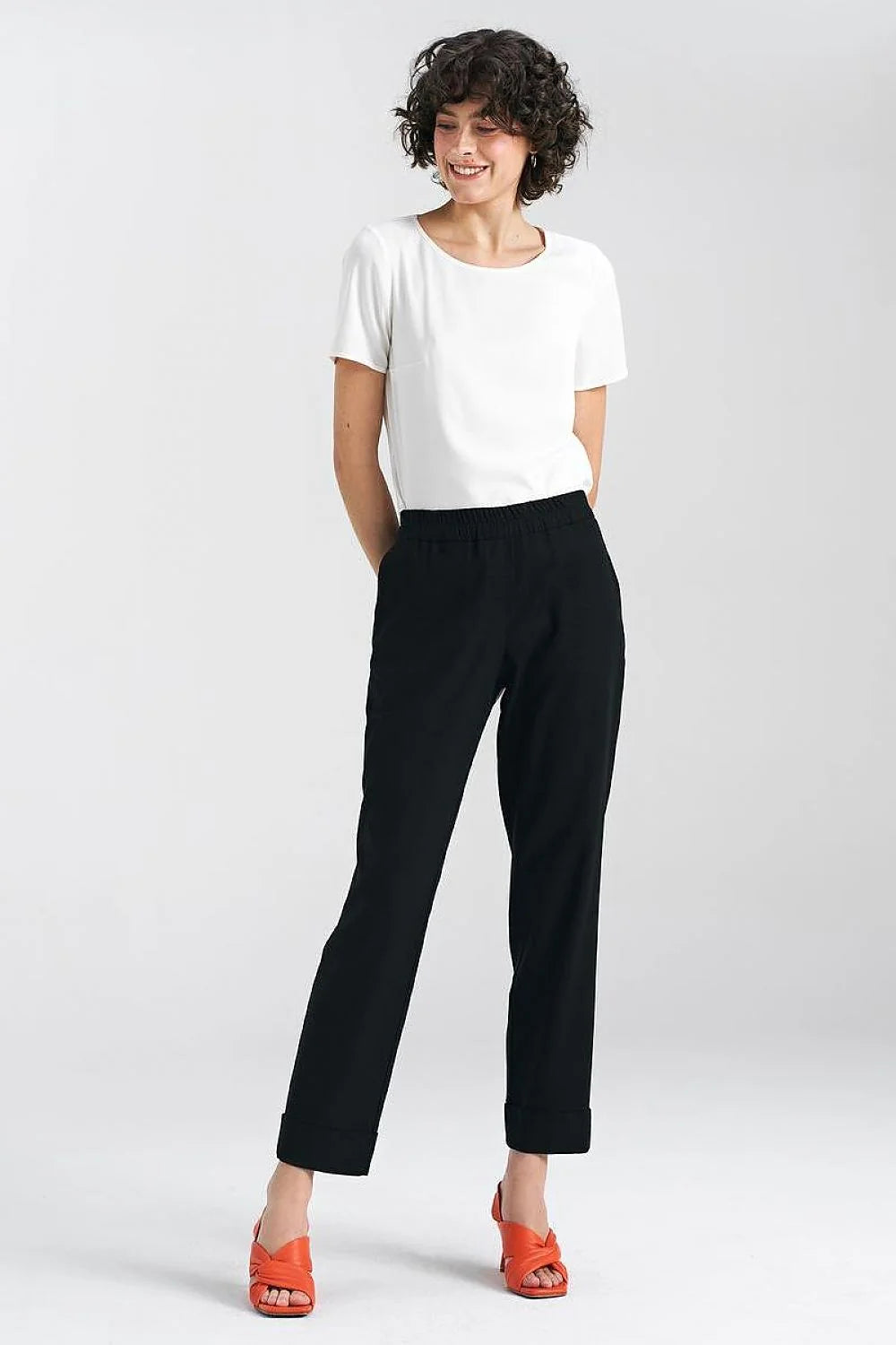 Pantalon femme style casual couleur noir coupe droite taille élastiquée poches latérales ourlet replié matière coton polyester sandales orange
