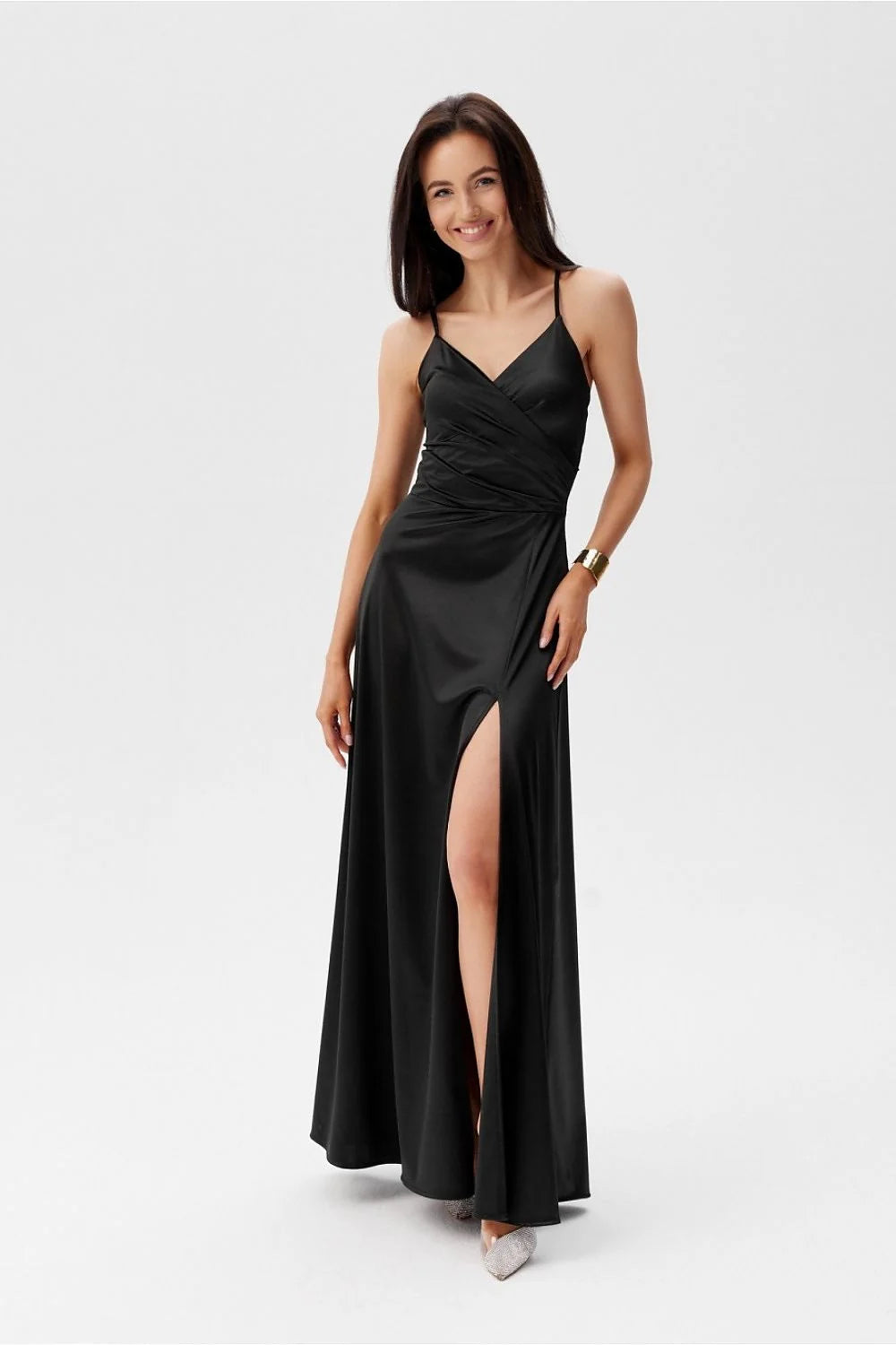 Robe de soirée élégante longue encolure en V bretelles fines dos ajustable satinée noire taille ajustable femme