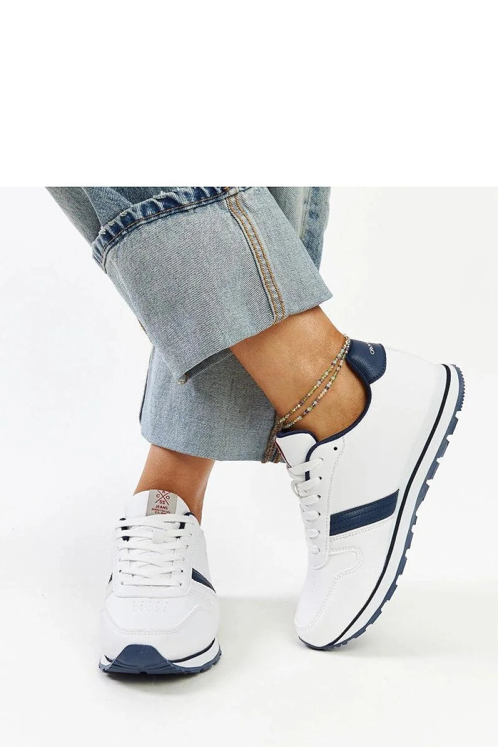 Baskets mode femme design moderne basse couleur blanche détails bleu marine cuir synthétique confortable lacets ajustables occasion quotidienne