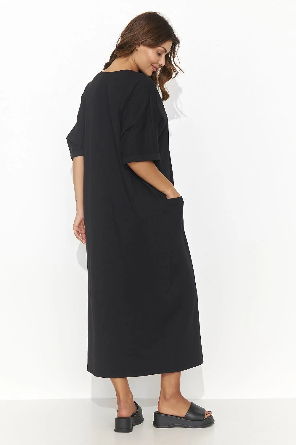 robe longue noire ample droite tunique kaftan décolleté profond manches mi longues poches plaquées dorées minimaliste chic polyvalente confortable fluide