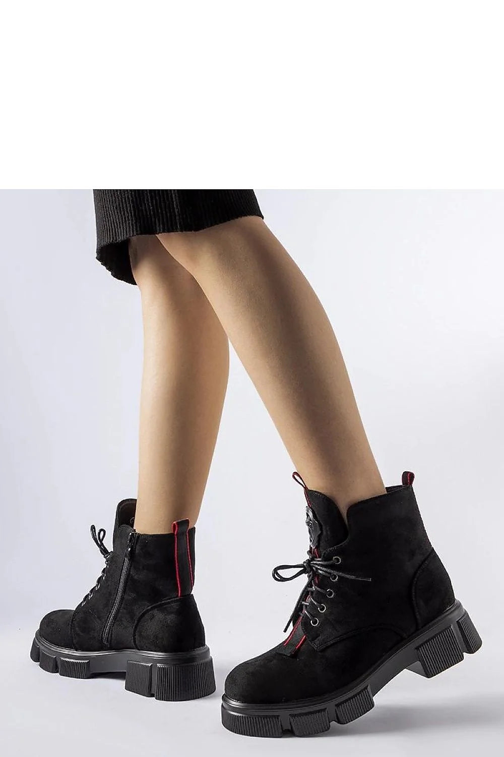 Bottines pour femme design moderne audacieux hauteur cheville talon ajustable cuir suédé noir accents rouge