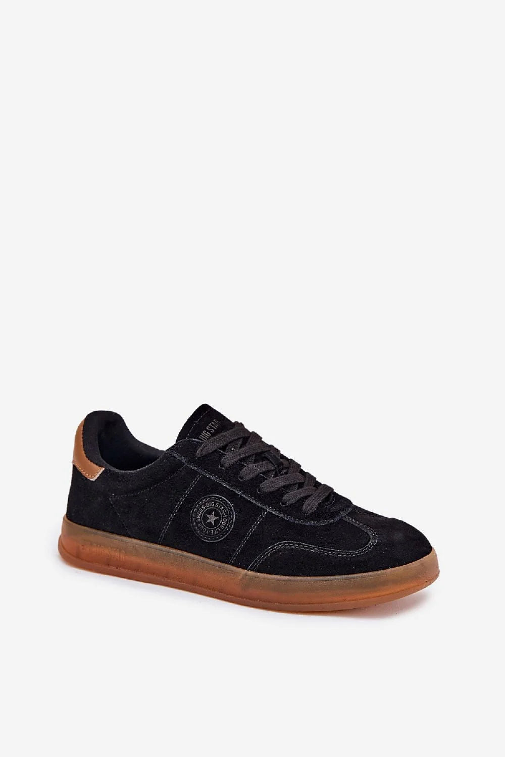 Chaussures de sport Step in style, baskets basses pour femmes, design moderne, style sportif, couleur noire, semelle marron, logo discret, tige en suède, lacets assortis, coupe confortable, durabilité exceptionnelle