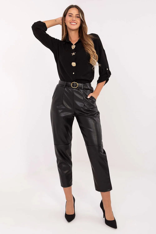 pantalon simili cuir femme taille haute fuselé carotte noir brillant ceinture boucle dorée poches latérales doublure matelassée confortable