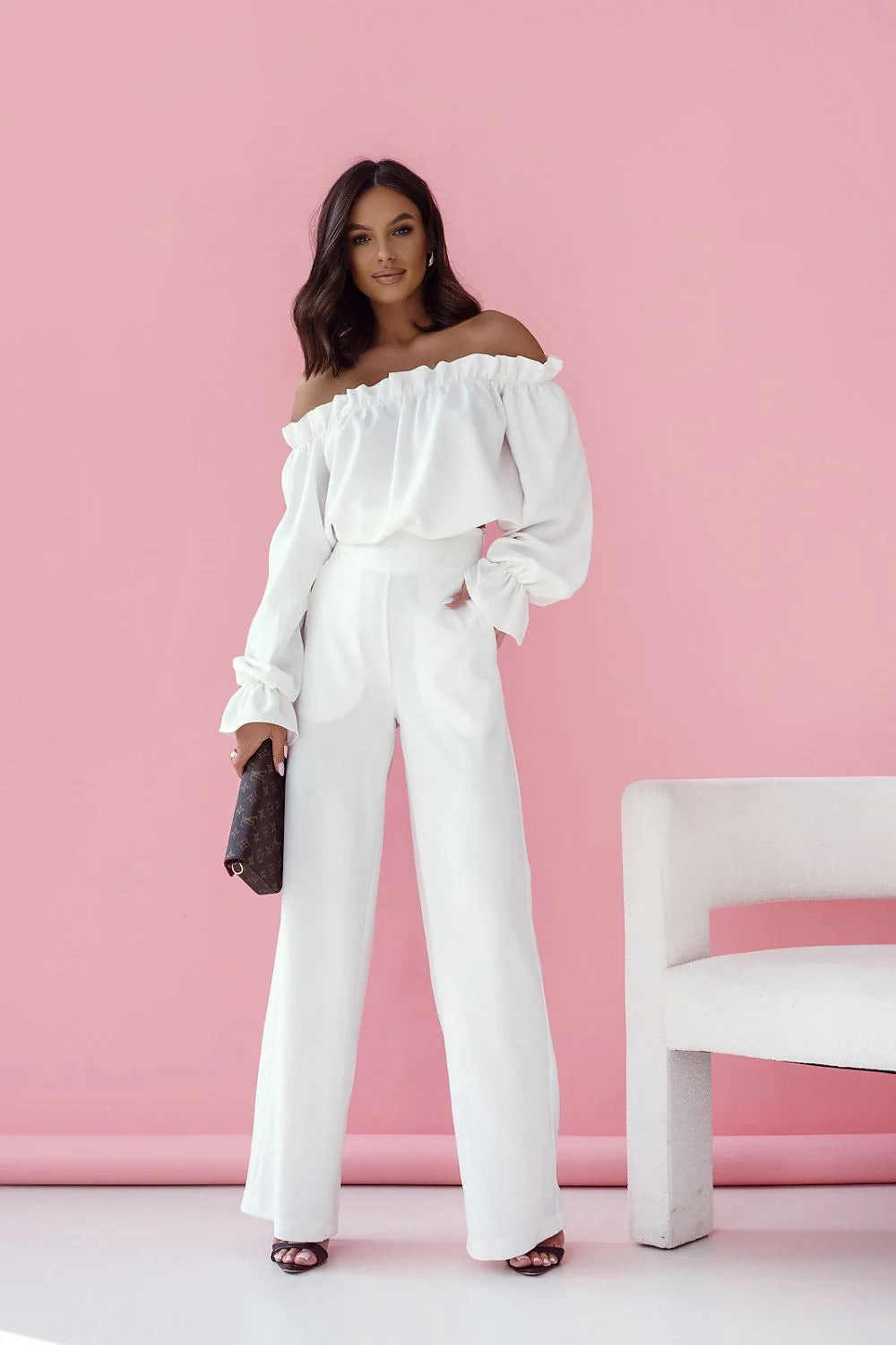 ensemble féminin élégant bardot épaules dénudées col volanté manches bouffantes poignets froncés pantalon taillehaute palazzo blanc