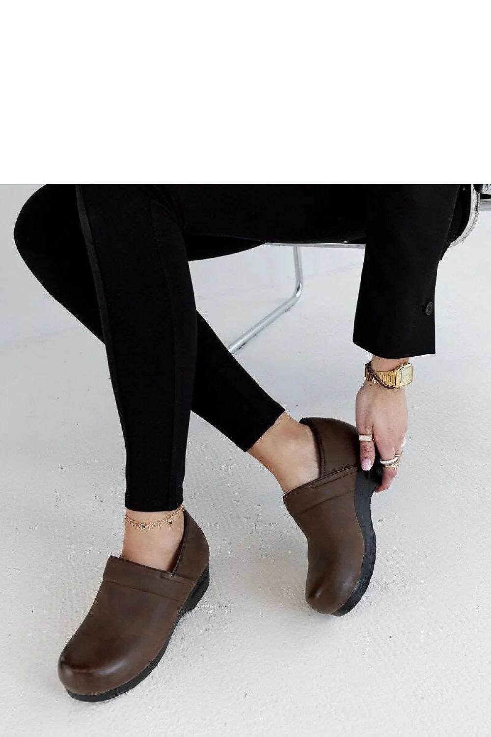 Chaussures pour femmes style sabot couleur marron chaîne dorée confortable élégance quotidienne mode moderne