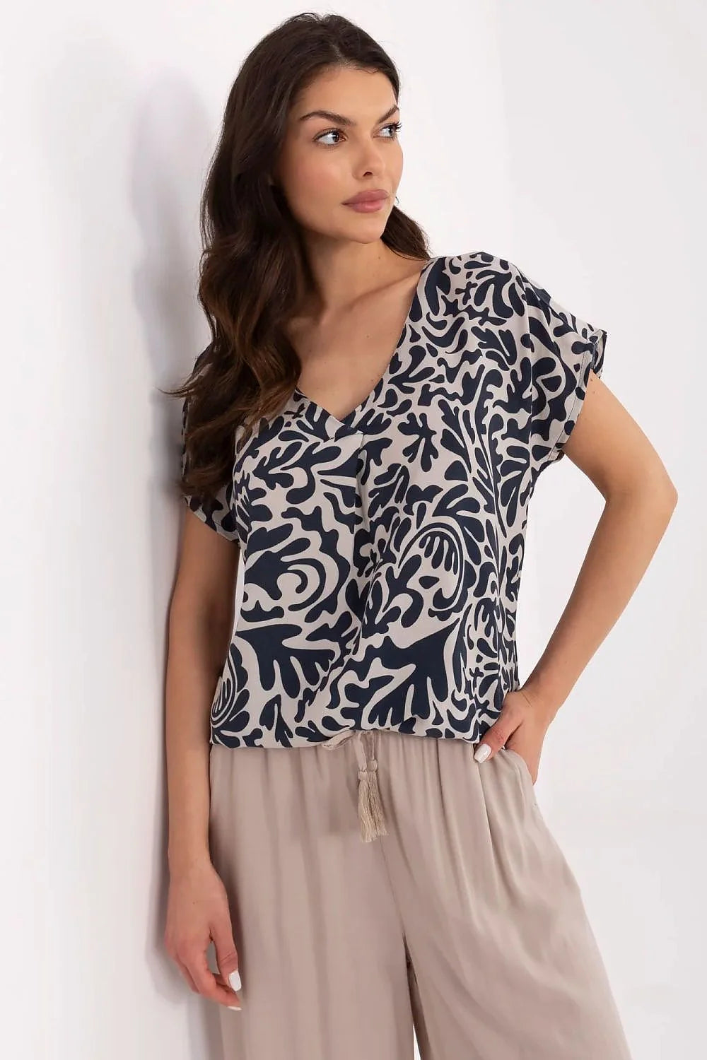 Chemisier Sublevel pour femme, motif organique végétal, manches courtes kimono, col V, coupe droite, tissu léger poly-coton, style décontracté, occasion quotidienne, tenue polyvalente