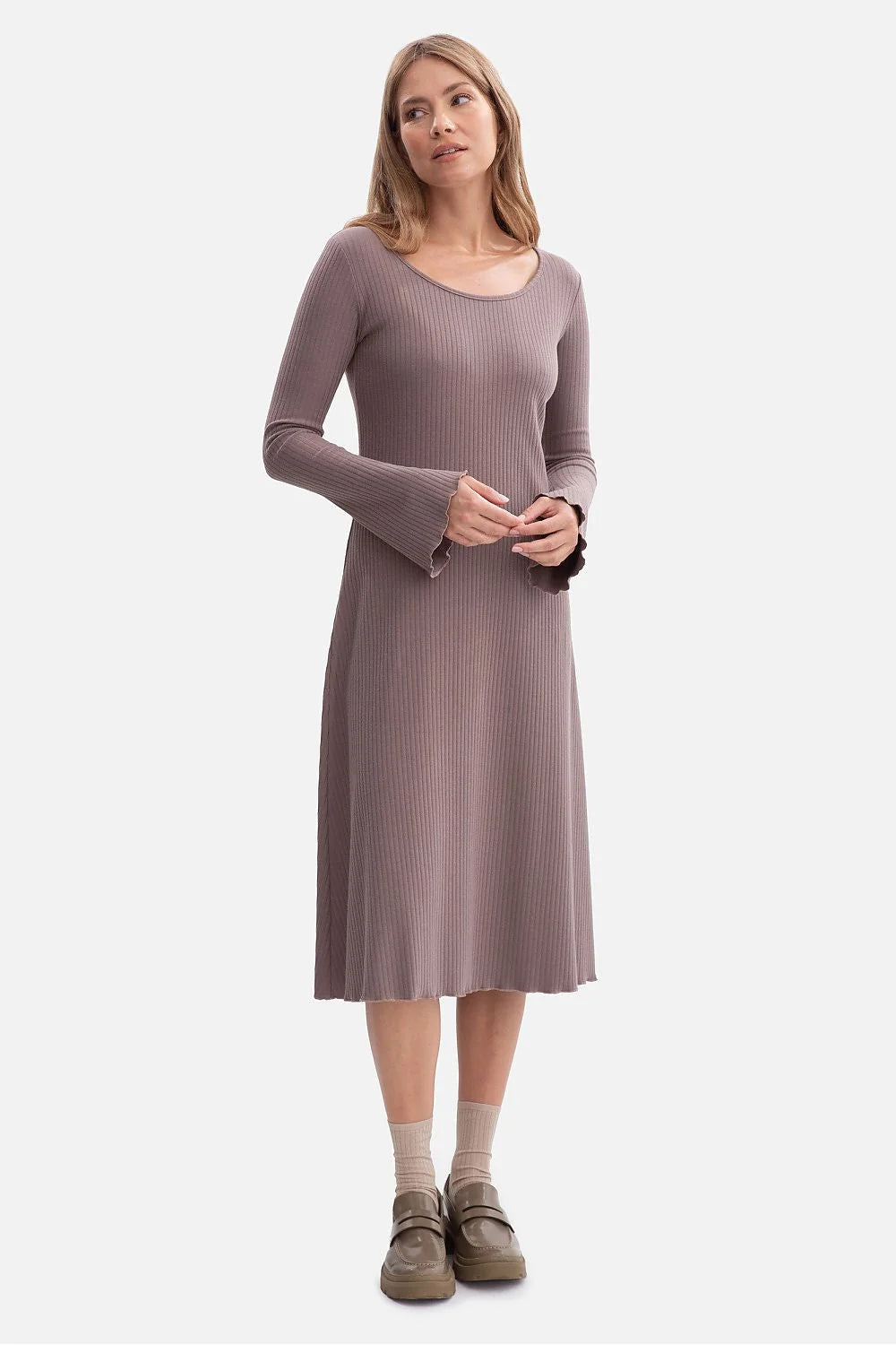 robe midi maille côtelée tricot coton élasthanne extensible doux ajustée silhouette fluide manches longues évasées festonnées ourlet ondulé coupe féminine