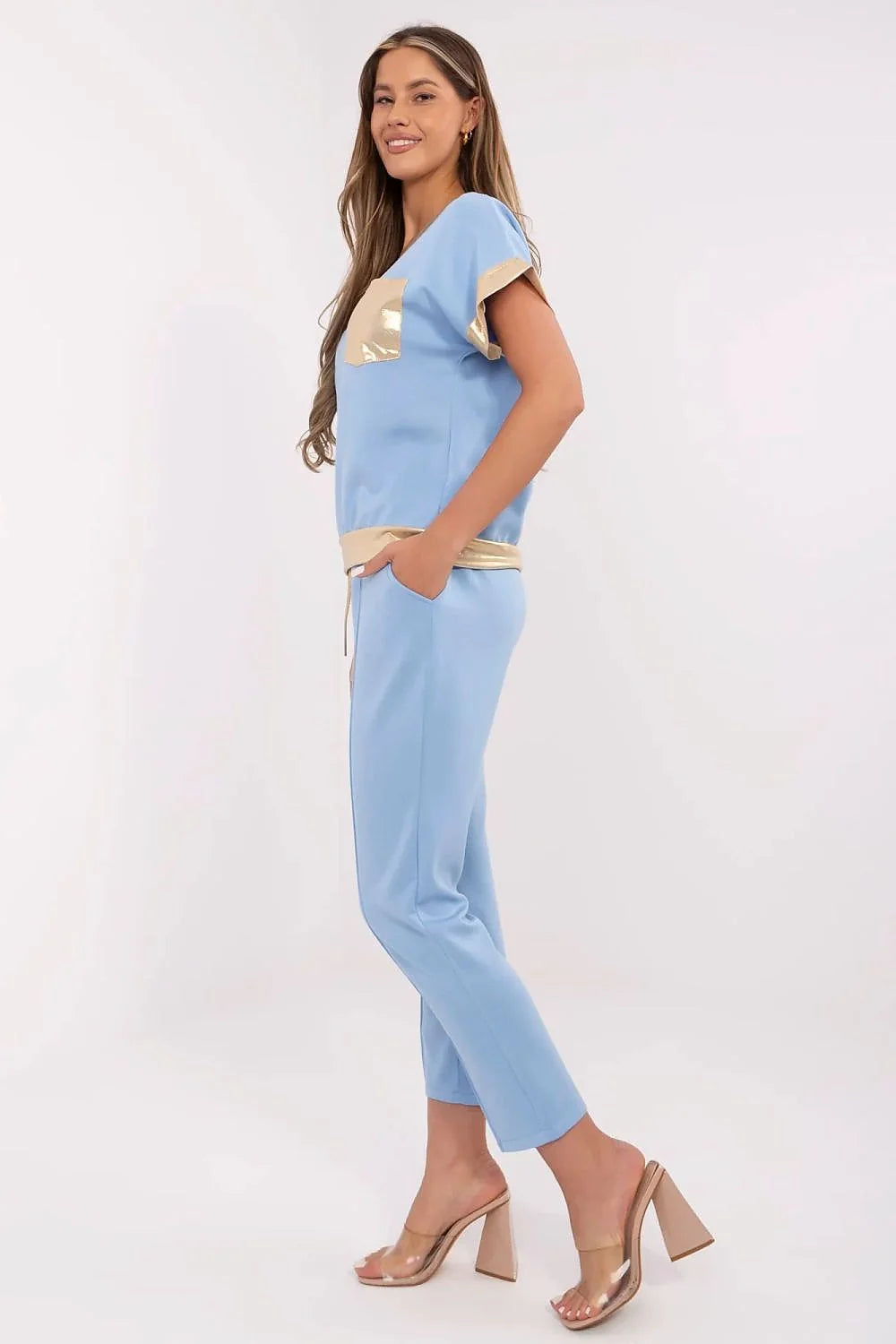 Ensemble féminin Italy Moda chemisier V-neck manches courtes pantalon taille haute ceinture dorée bleu pastel occasionnels décontracté chic moderne