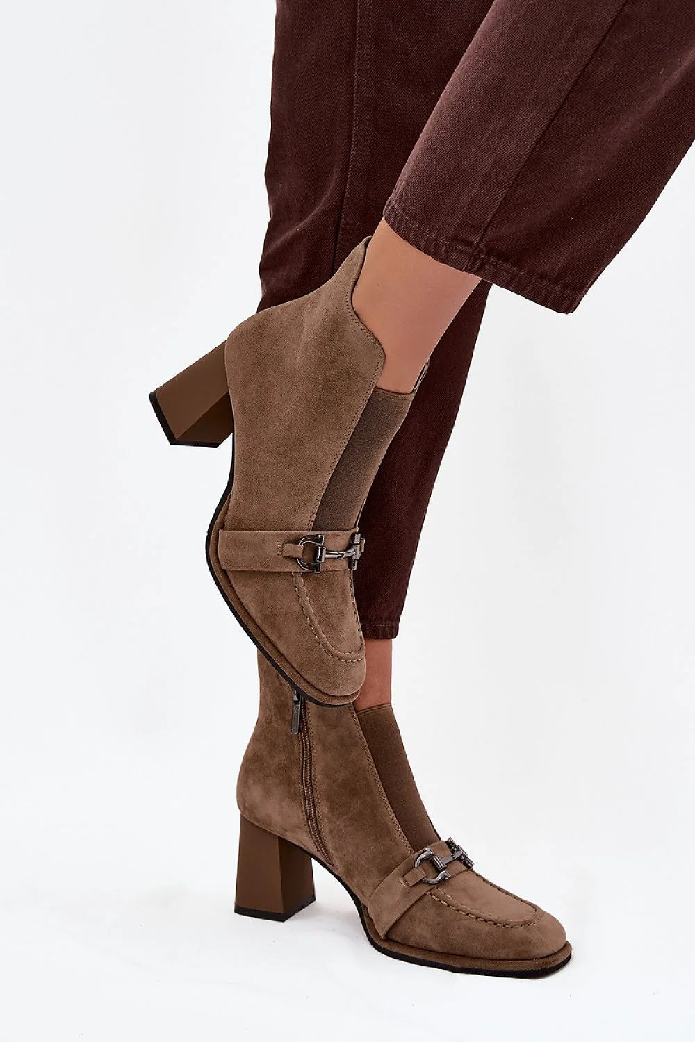 bottines femme Artiker daim suédé taupe cheville tige 12 cm talon colonne 7 5 cm bride décorative mors doublure fourrure