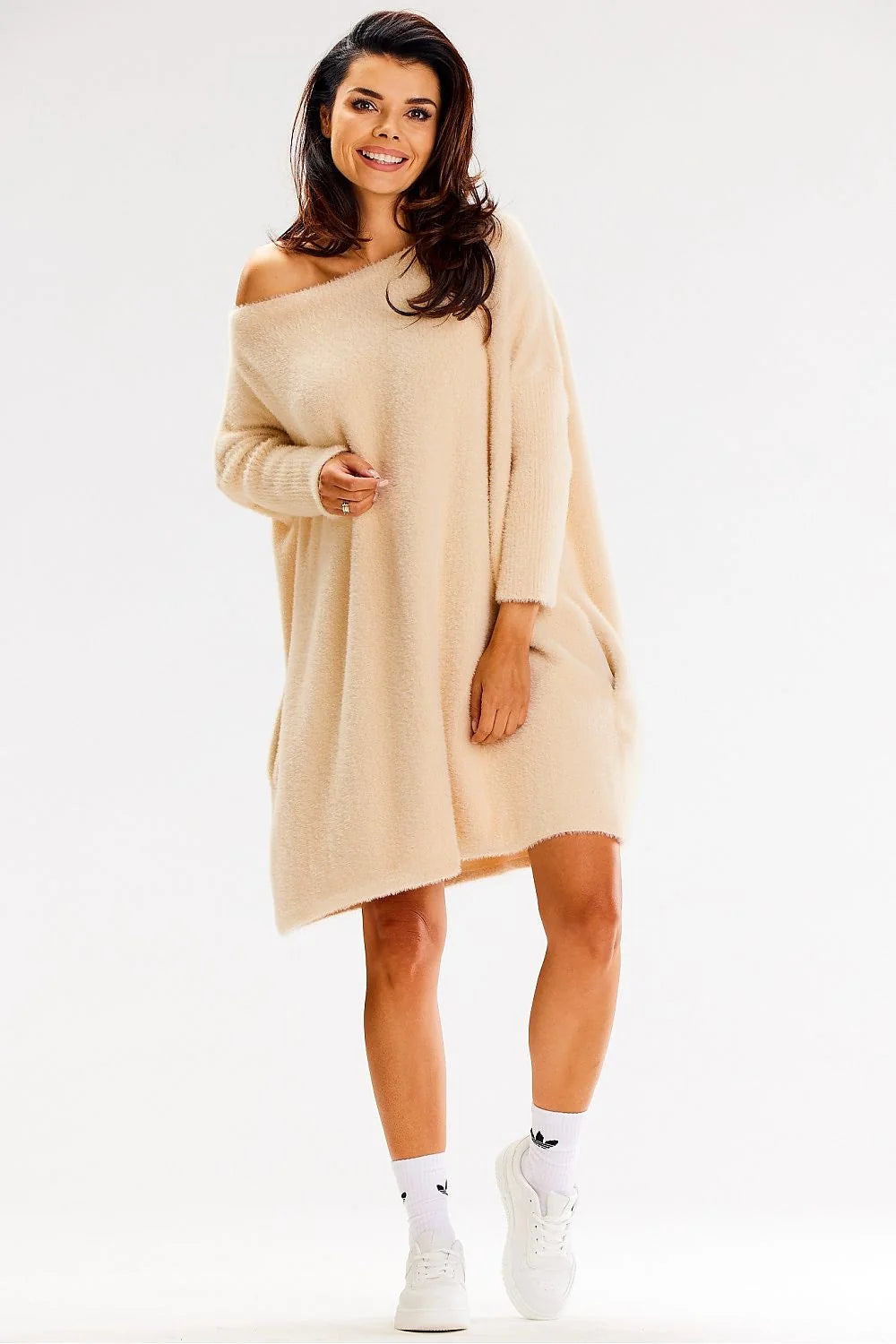 Robe pull oversize femme style décontracté moderne couleur beige clair longueur au-dessus du genou manches longues en maille douce